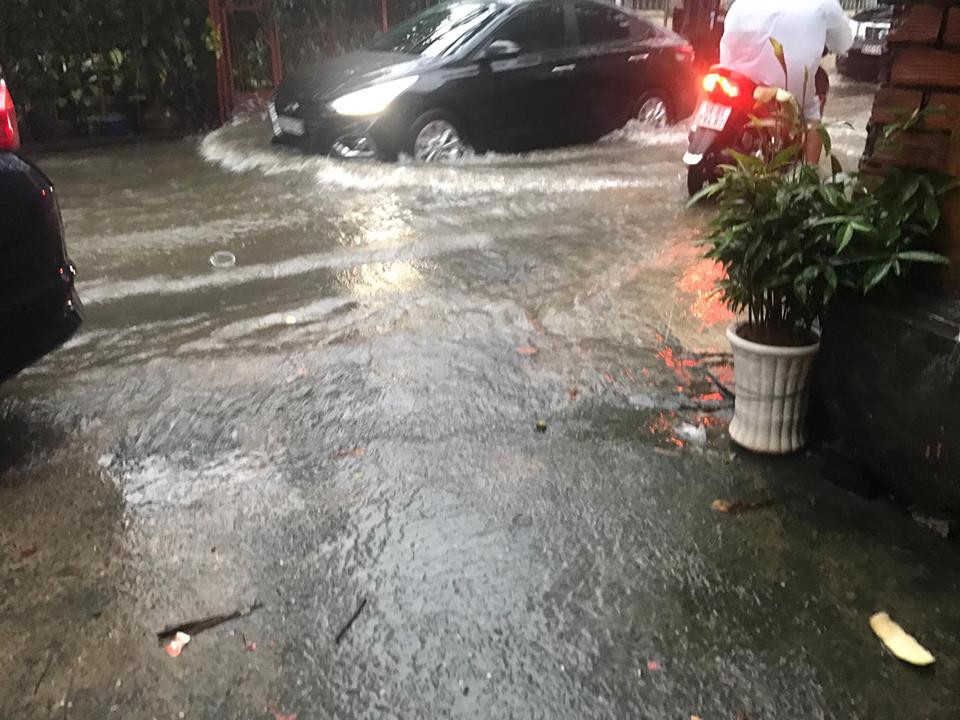 TP HCM ngập tr&ecirc;n diện rộng - Ảnh 15.