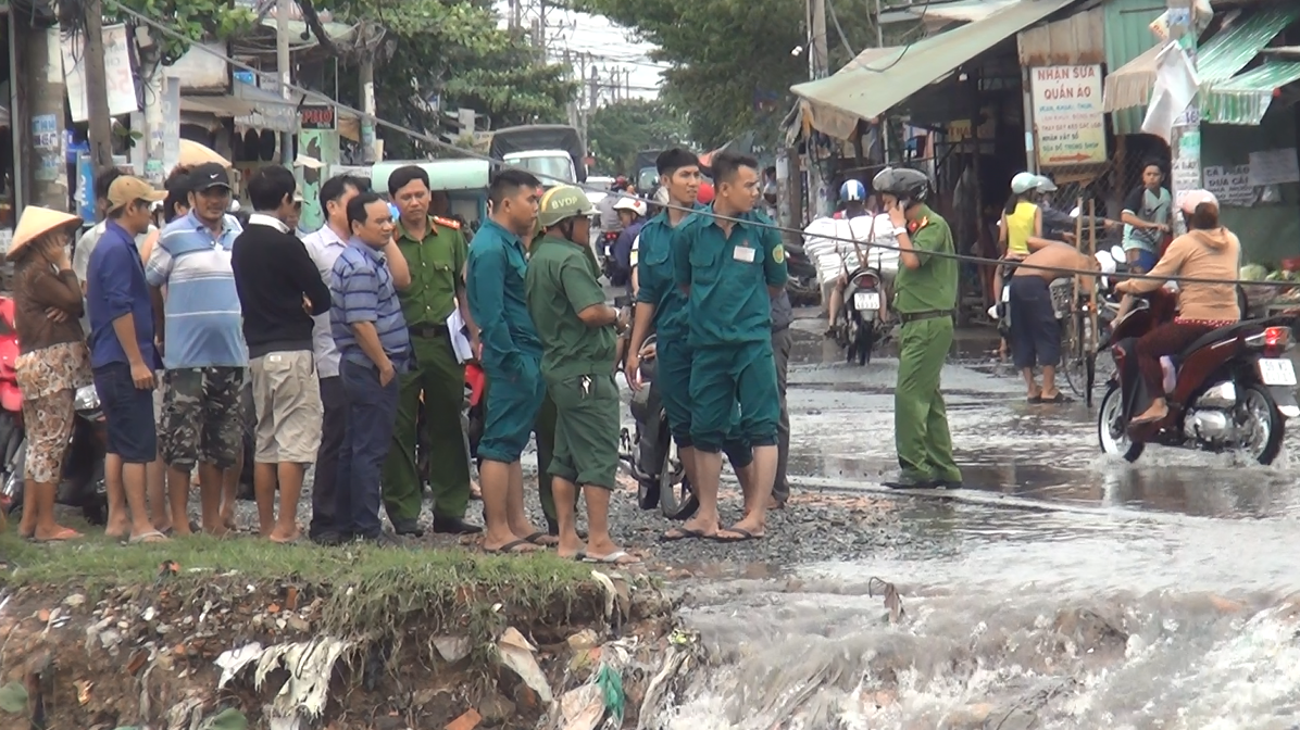 TP HCM: Thanh ni&ecirc;n c&ugrave;ng xe m&aacute;y bị nước cuốn tr&ocirc;i l&uacute;c đi l&agrave;m về - Ảnh 2.