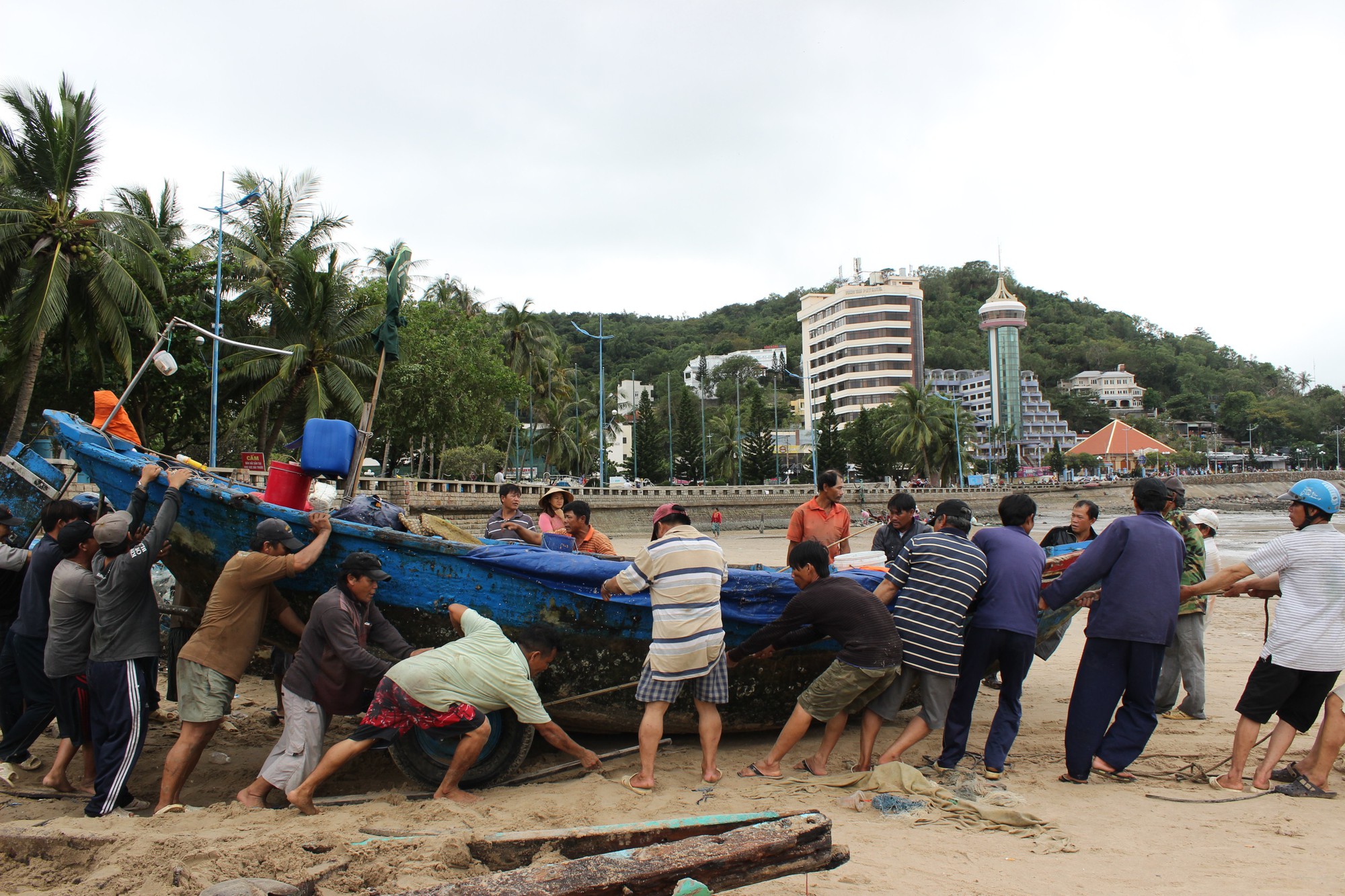 Vũng Tàu ngổn ngang, mất mát sau bão số 9 - Ảnh 10.