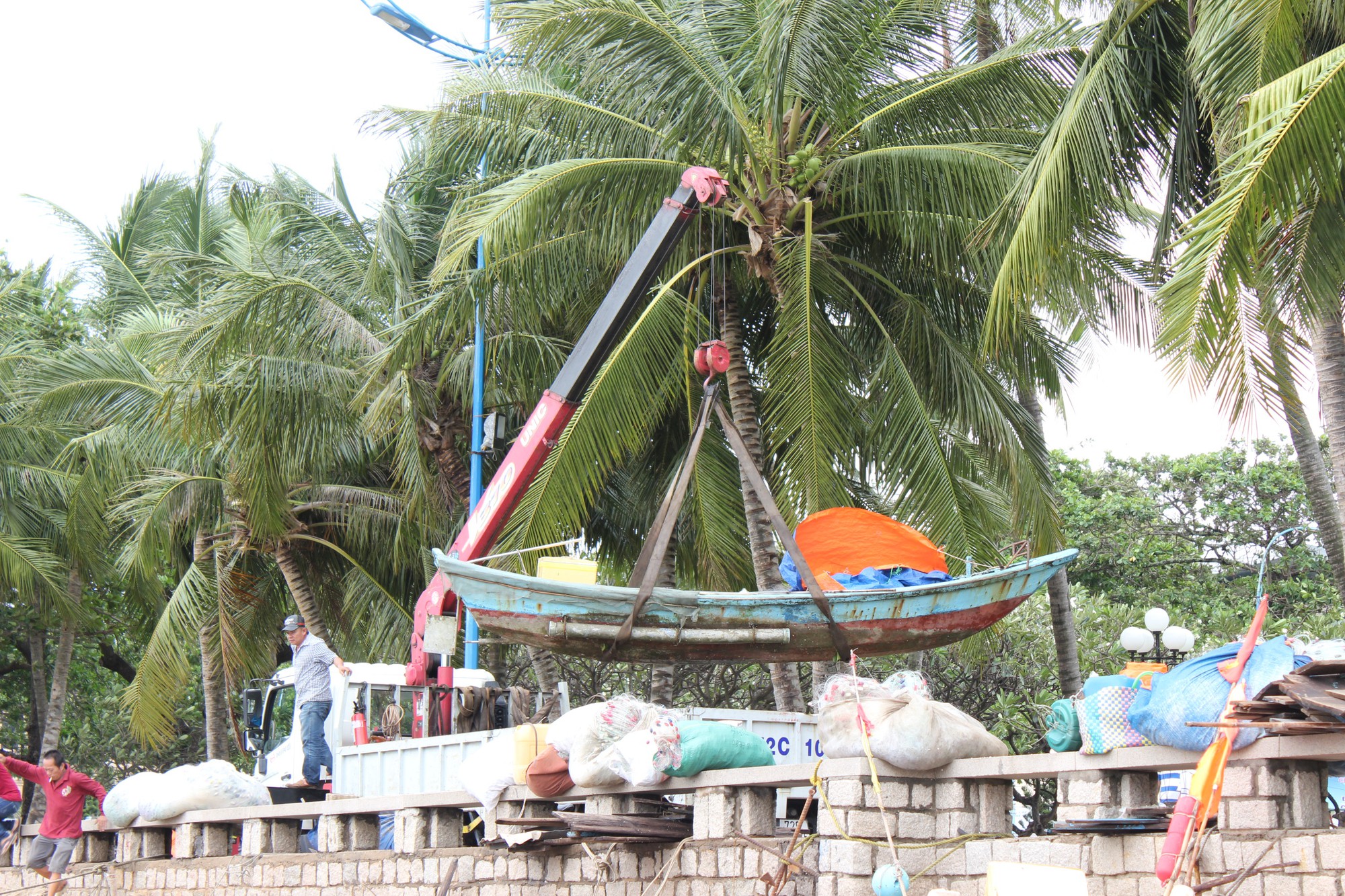 Vũng Tàu ngổn ngang, mất mát sau bão số 9 - Ảnh 2.