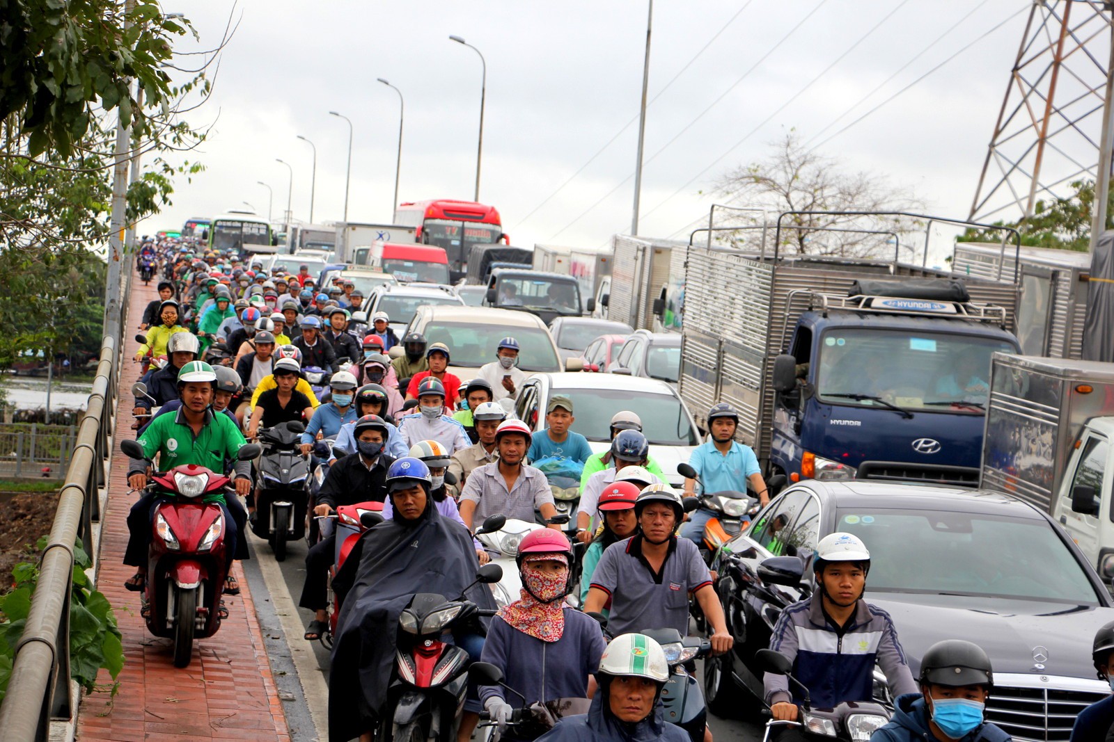 Toàn cảnh kẹt kinh hoàng quanh Bến xe Miền Đông - Ảnh 4.