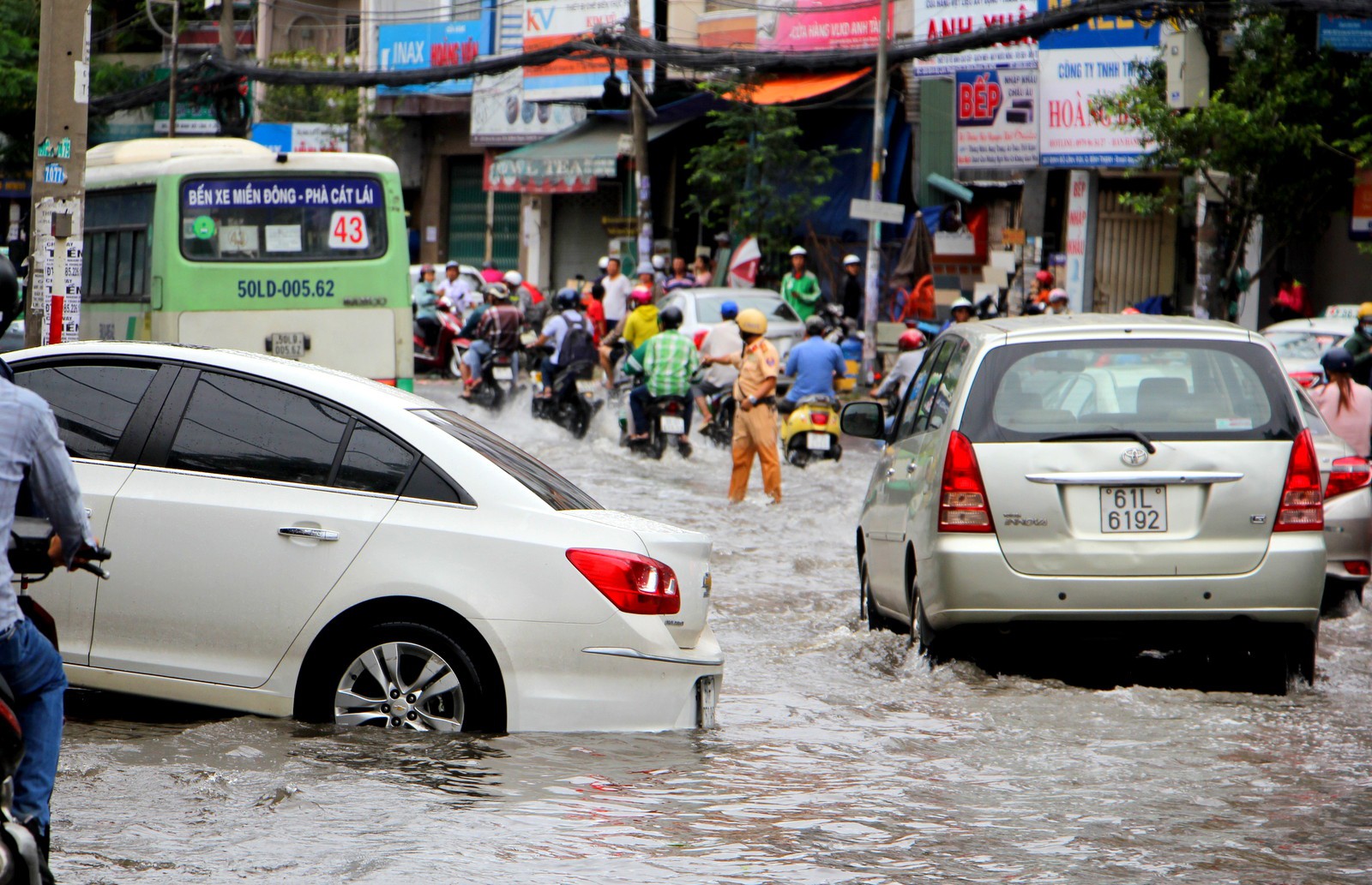 Toàn cảnh kẹt kinh hoàng quanh Bến xe Miền Đông - Ảnh 5.