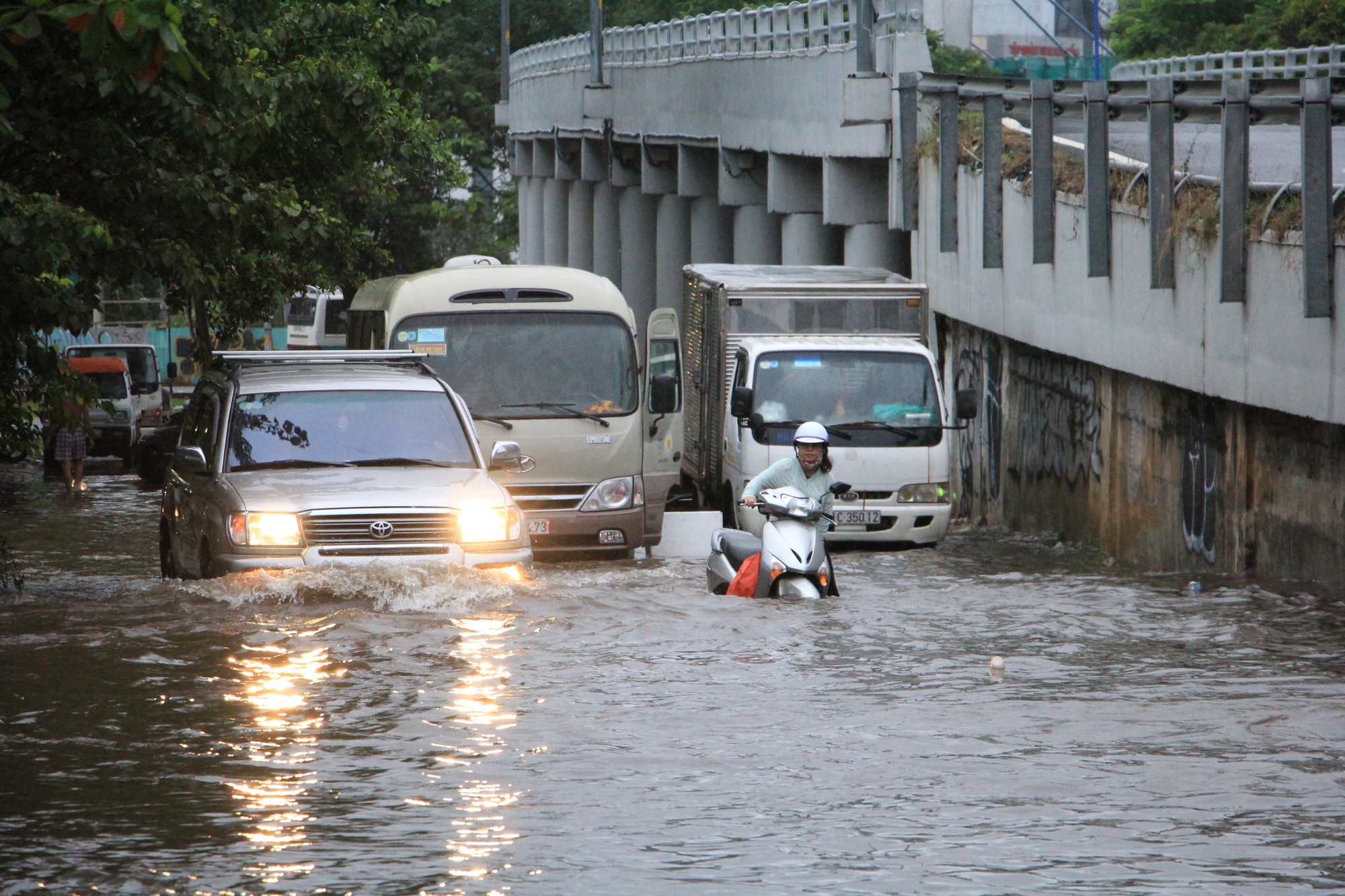 S&aacute;ng 26-11, TPHCM nhiều nơi vẫn ngập s&acirc;u, r&aacute;c, nh&aacute;nh c&acirc;y g&atilde;y la liệt - Ảnh 3.