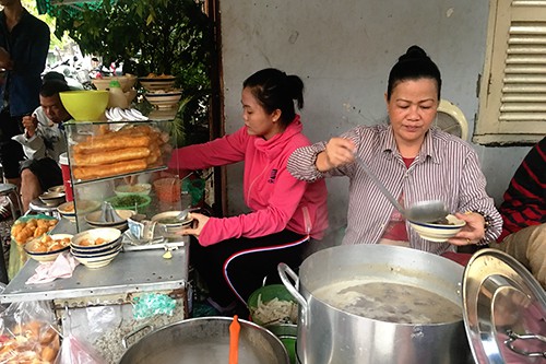 Quán cháo 5.000 đồng ở TP HCM vẫn bán mặc bão số 9 - Ảnh 1.
