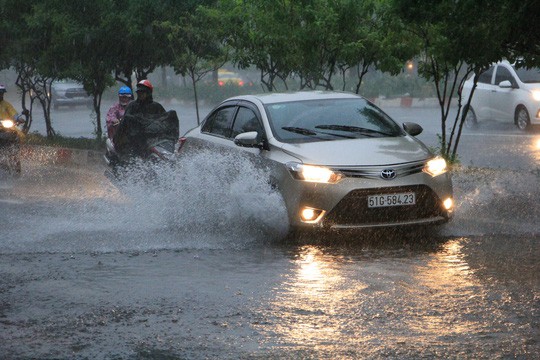 TP HCM ngập tr&ecirc;n diện rộng - Ảnh 13.