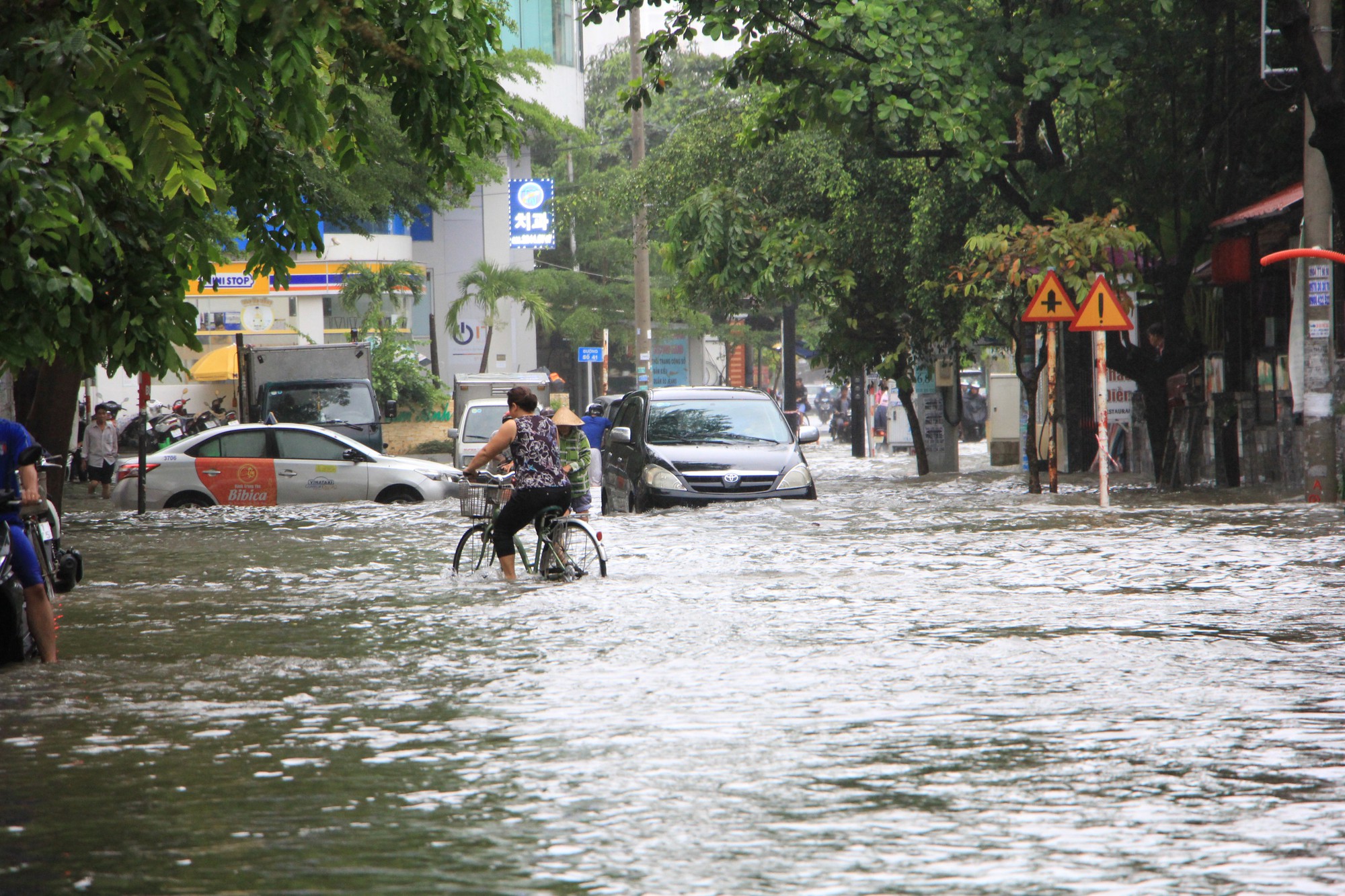 S&aacute;ng 26-11, TPHCM nhiều nơi vẫn ngập s&acirc;u, r&aacute;c, nh&aacute;nh c&acirc;y g&atilde;y la liệt - Ảnh 9.