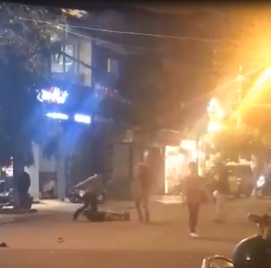 Hỗn chiến kinh hoàng trong đêm, 1 người đổ gục tại chỗ