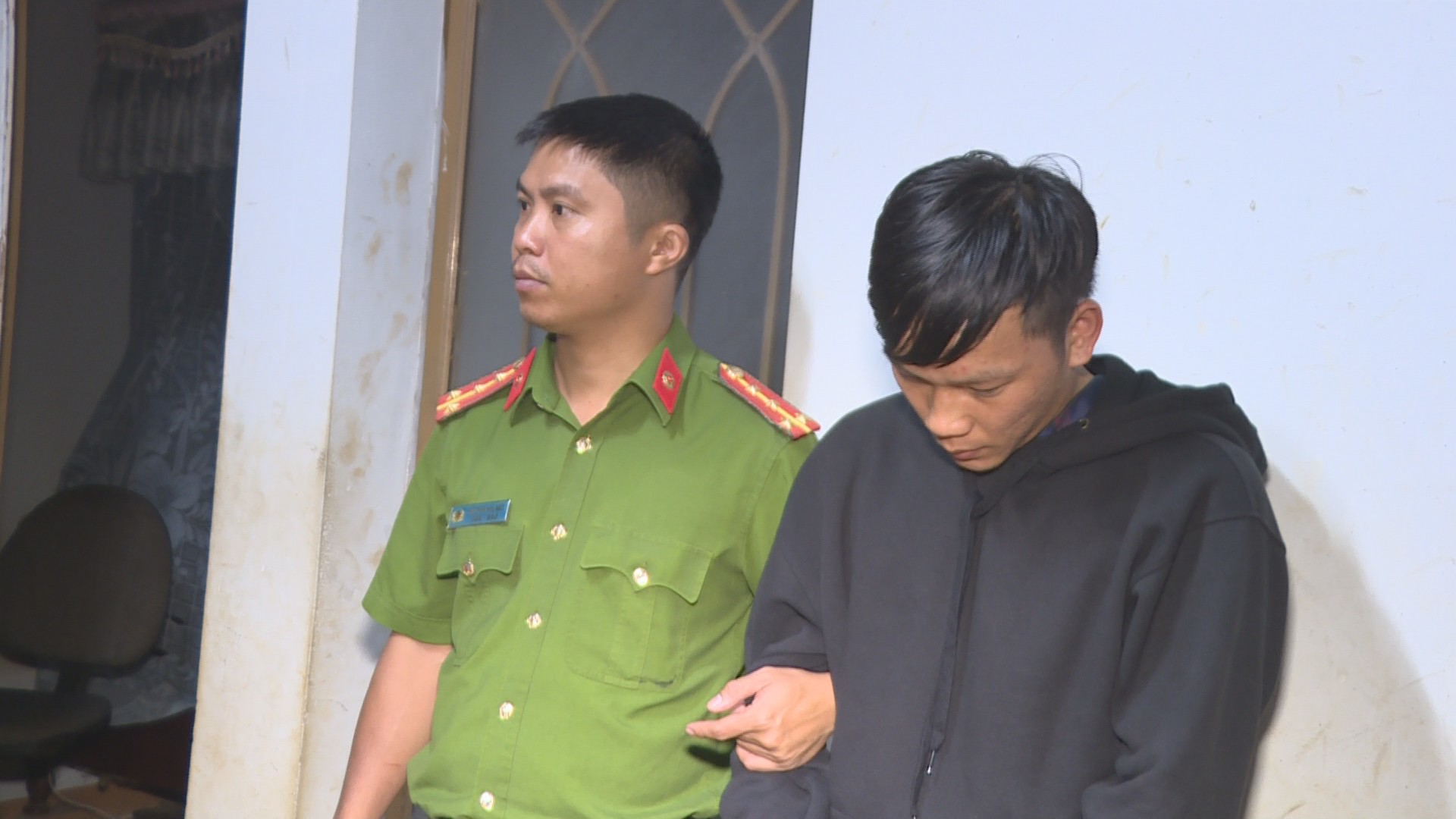 Hai nh&oacute;m thanh ni&ecirc;n hỗn chiến kinh ho&agrave;ng v&igrave;... nh&igrave;n đểu - Ảnh 3.