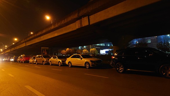 H&agrave;ng loạt xế hộp được di chuyển khỏi đ&aacute;m ch&aacute;y trong đ&ecirc;m - Ảnh 4.