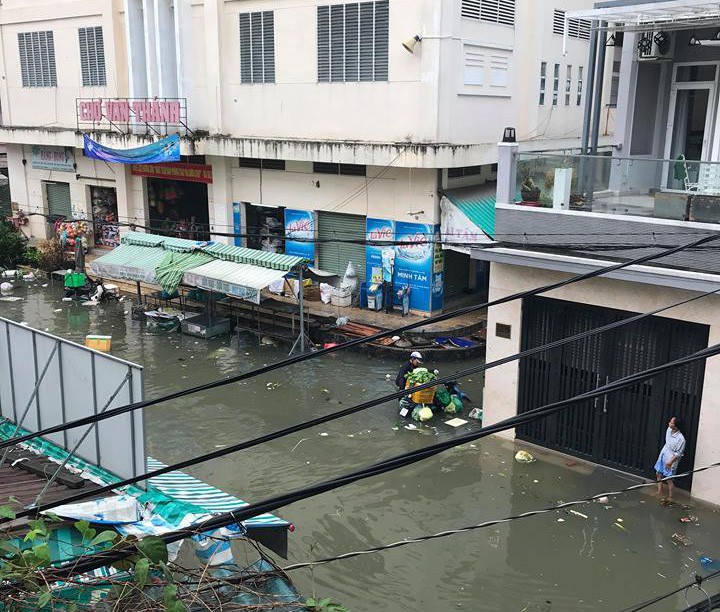 Cận cảnh ngập lụt trong nhà, ngoài ngõ ở TP HCM