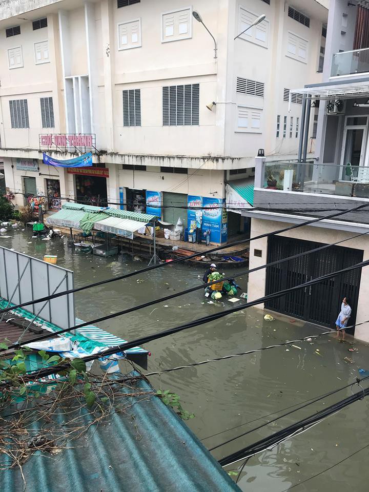 Cận cảnh ngập lụt trong nhà, ngoài ngõ ở TP HCM - Ảnh 5.