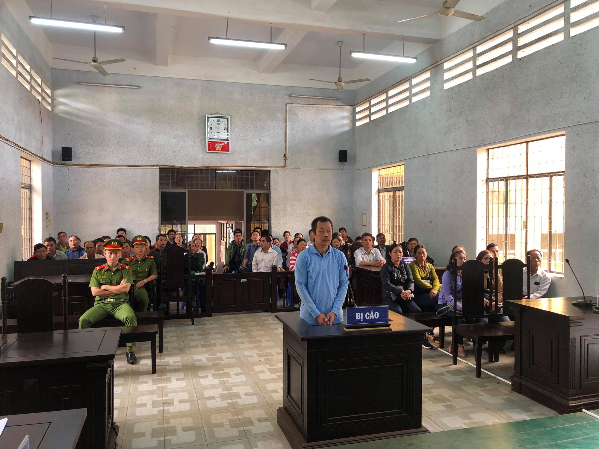 Nguyên thượng tá công an chiếm đoạt 24 tỉ đồng lại hầu tòa