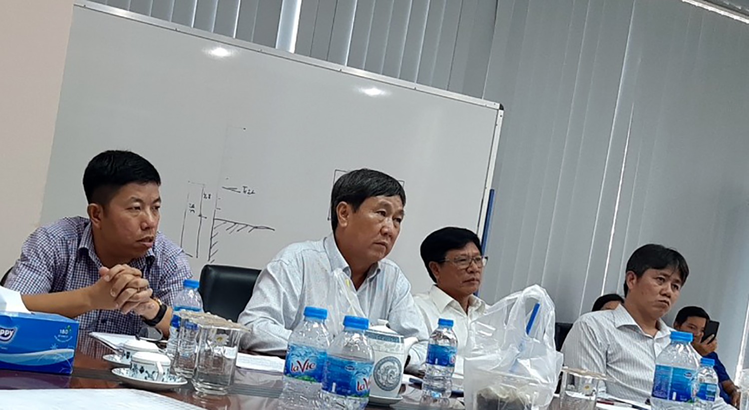 Hơn 100 người đến Sở X&acirc;y dựng TP HCM đ&ograve;i nh&agrave; ở x&atilde; hội - Ảnh 2.