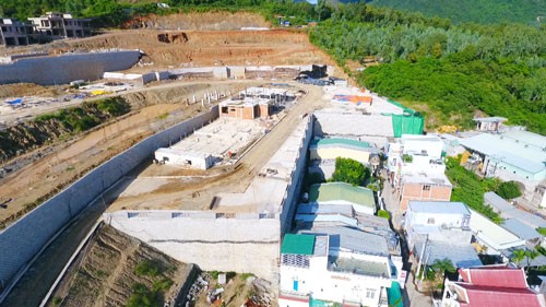 Phá banh núi làm dự án