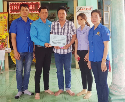 Hỗ trợ gia đình công nhân khó khăn
