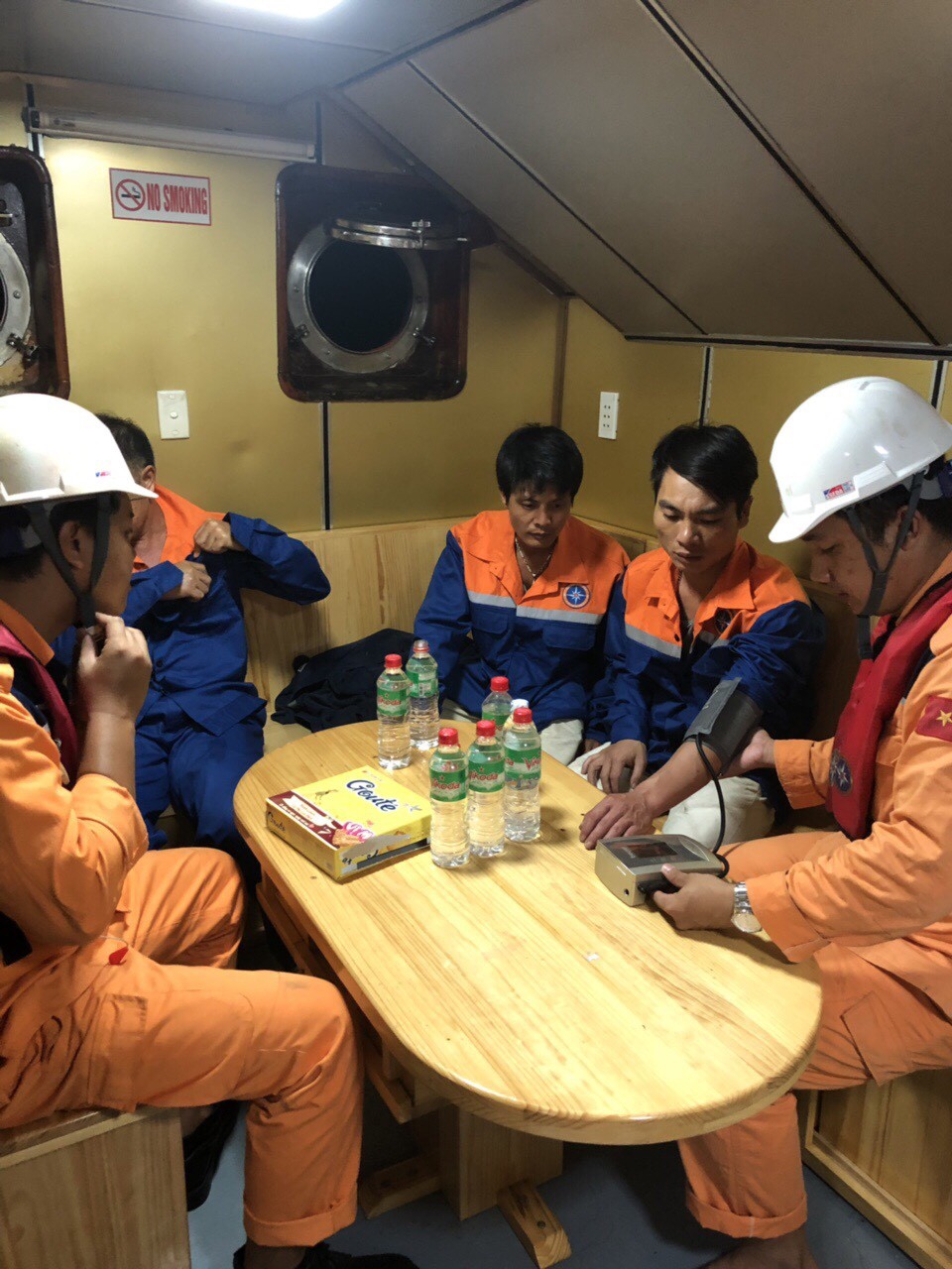 Cứu 3 thuyền vi&ecirc;n rơi xuống biển do t&agrave;u va đ&aacute; ngầm ở vịnh V&acirc;n Phong  - Ảnh 2.
