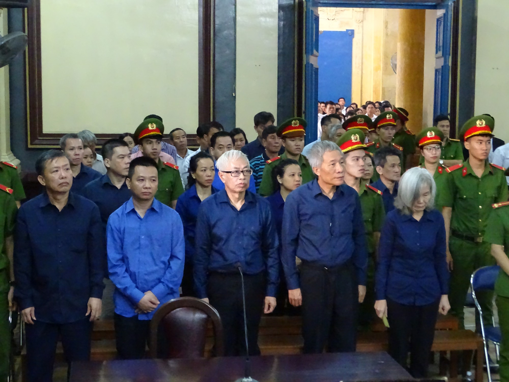 Luật sư của Vũ "nhôm" trưng tài liệu tiếng nước ngoài, tòa không chấp nhận