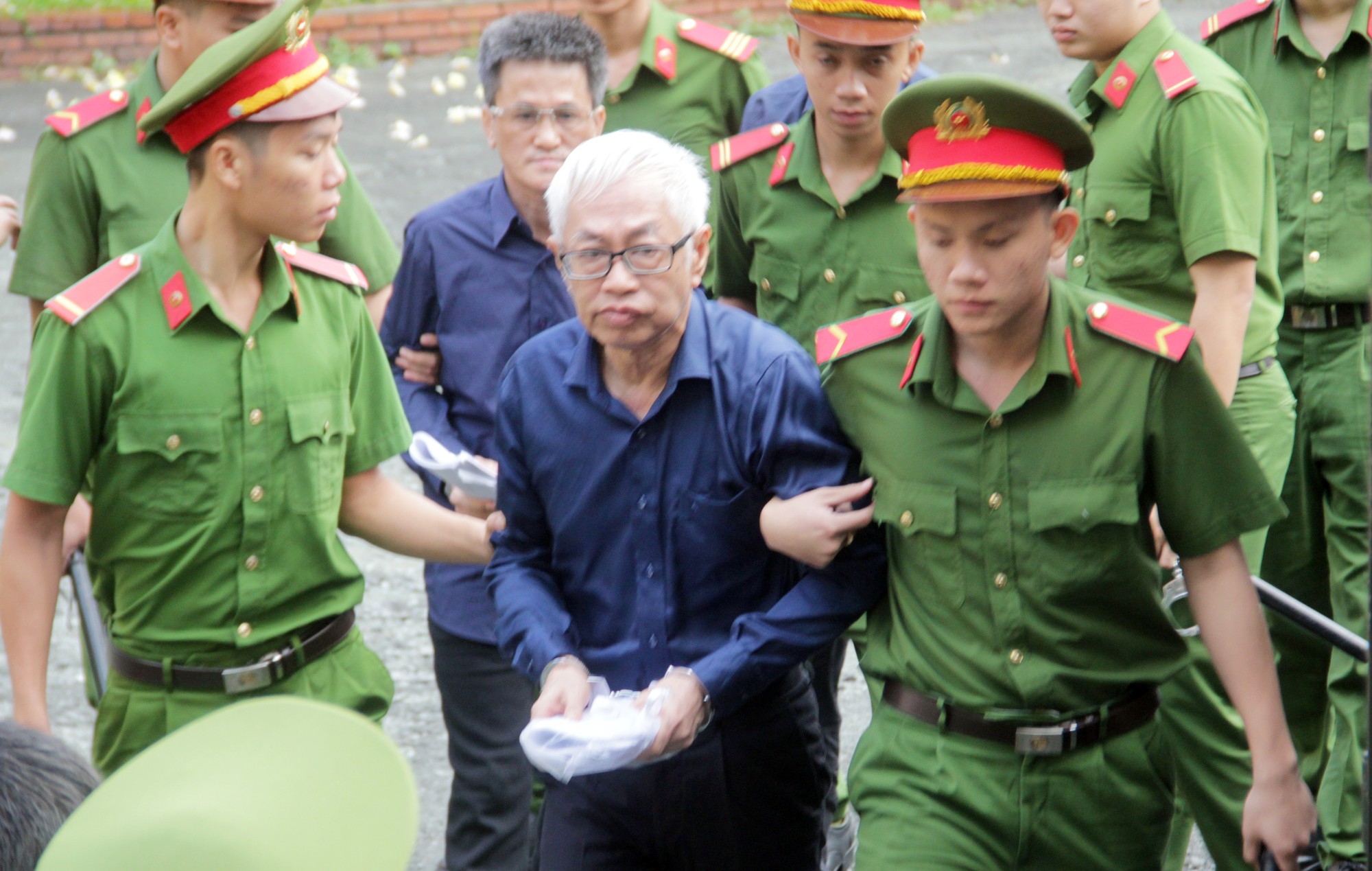 Vũ nh&ocirc;m khai c&oacute; 2 quốc tịch, 3 t&ecirc;n - Ảnh 2.