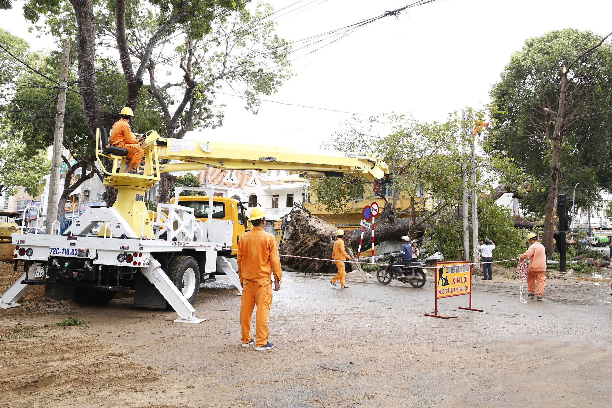 EVN SPC khắc phục thiệt hại lưới điện sau bão số 9 tại phía Nam