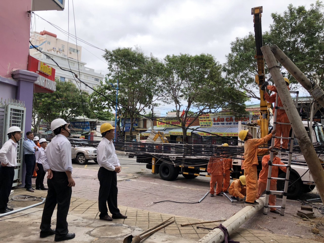 EVN SPC khắc phục thiệt hại lưới điện sau b&atilde;o số 9 tại ph&iacute;a Nam - Ảnh 2.