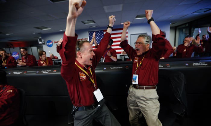 Tàu InSight của NASA đáp xuống sao Hỏa, gởi về bức ảnh đầu tiên