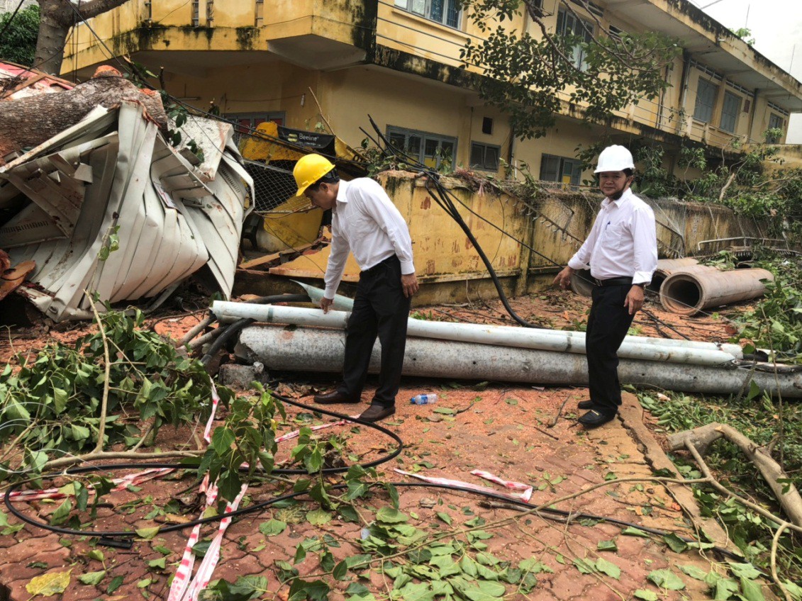Tổng Giám đốc EVN SPC thăm hỏi, động viên công nhân khắc phục sự cố lưới điện sau bão - Ảnh 1.