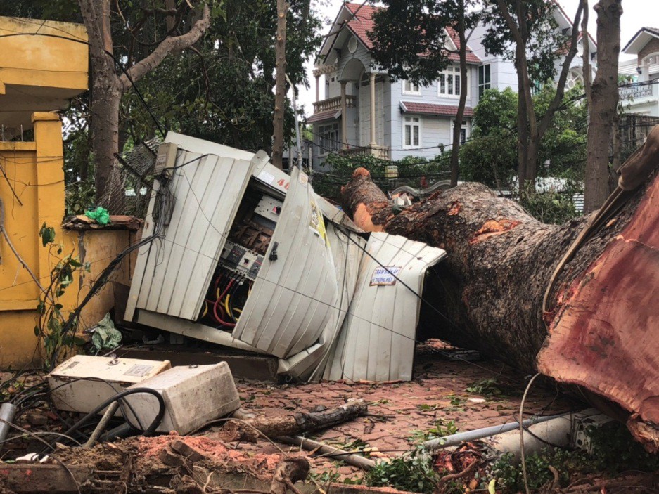 Tổng Giám đốc EVN SPC thăm hỏi, động viên công nhân khắc phục sự cố lưới điện sau bão - Ảnh 2.