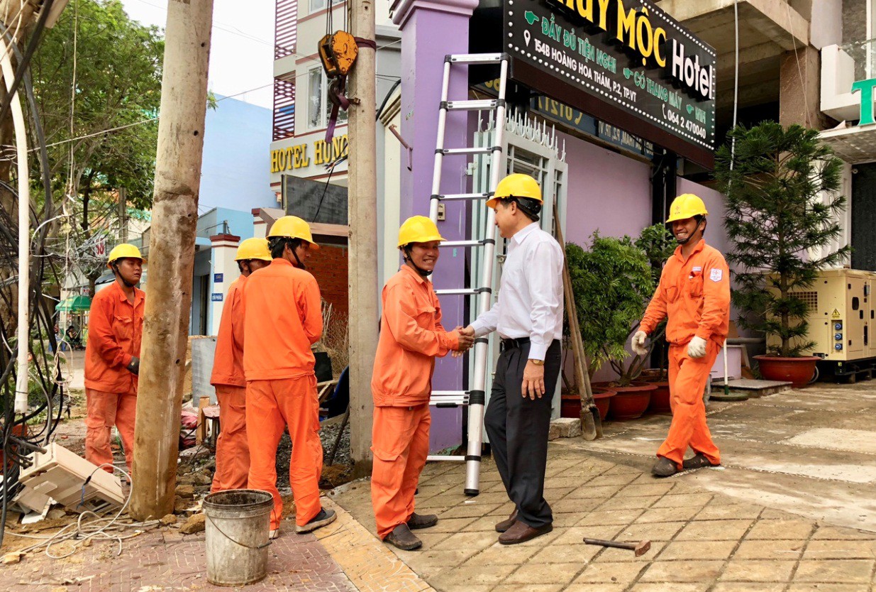 Tổng Giám đốc EVN SPC thăm hỏi, động viên công nhân khắc phục sự cố lưới điện sau bão - Ảnh 3.