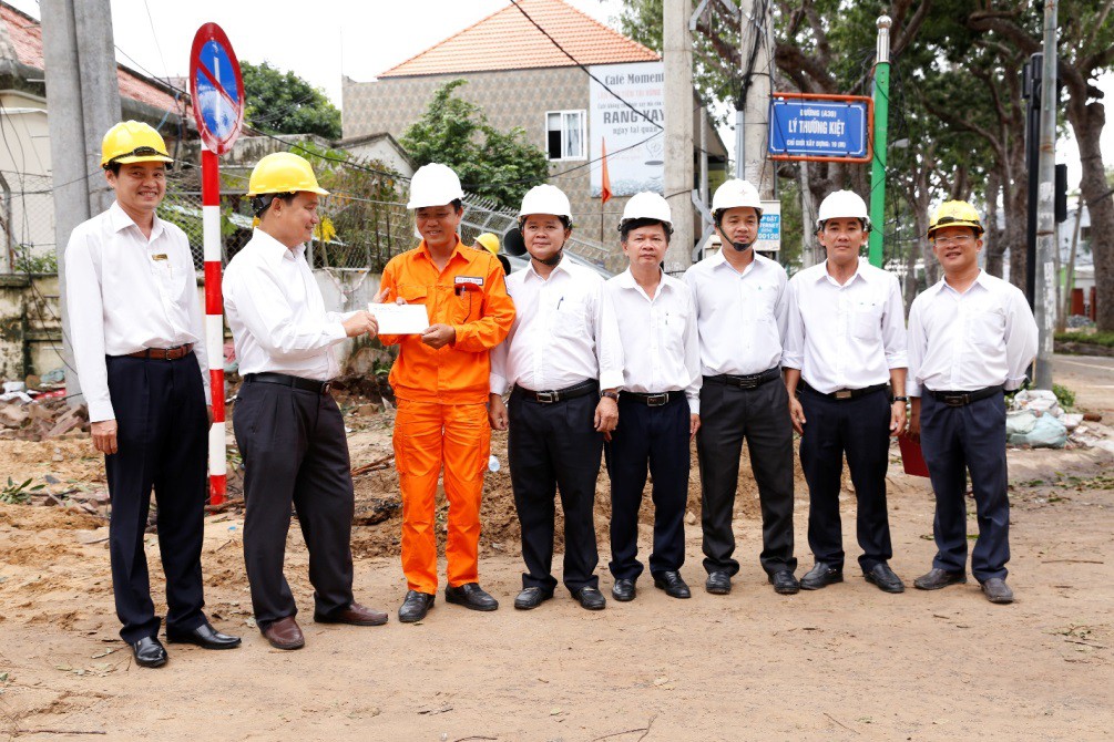 Tổng Giám đốc EVN SPC thăm hỏi, động viên công nhân khắc phục sự cố lưới điện sau bão - Ảnh 4.