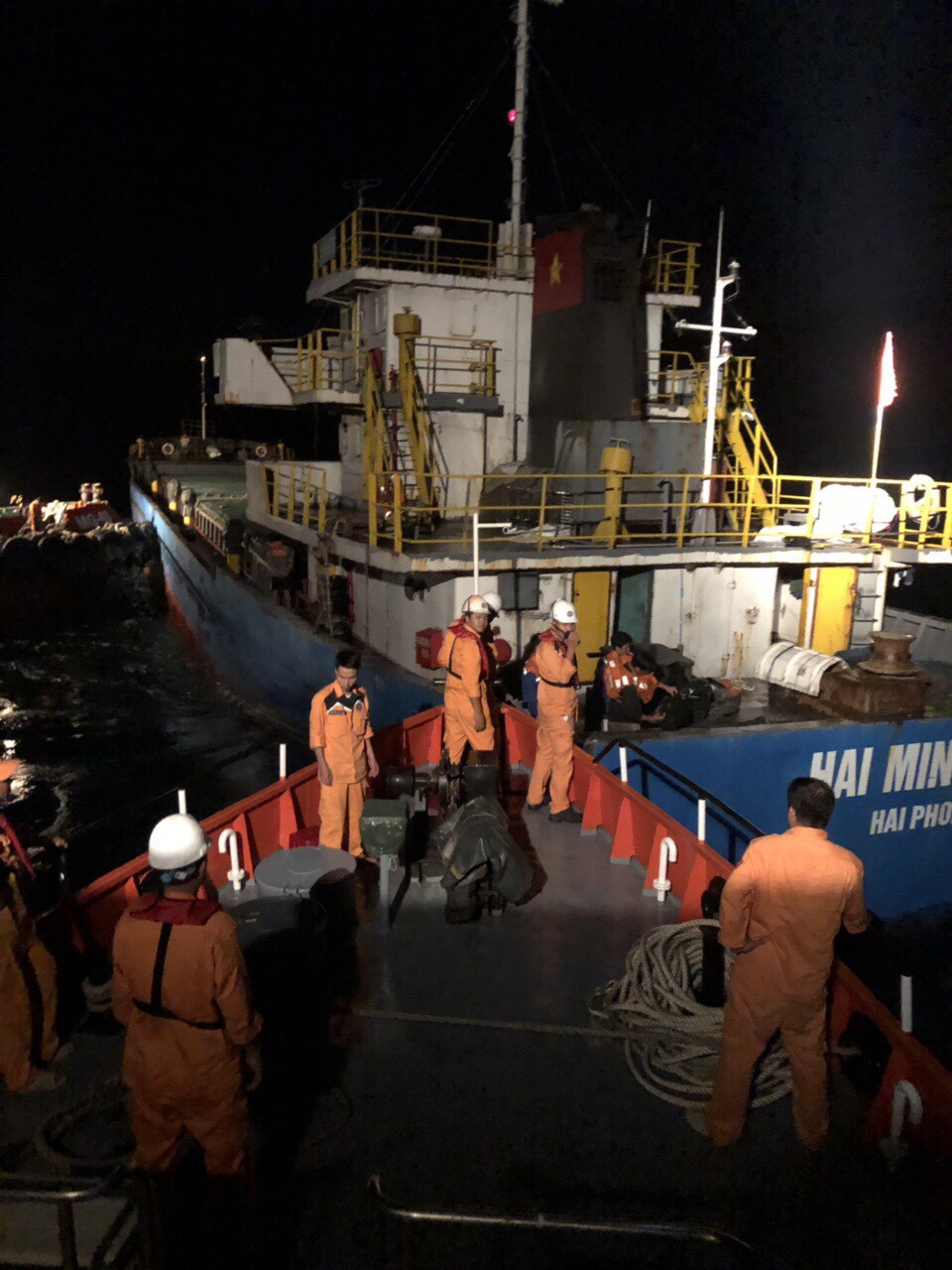 Cứu 3 thuyền vi&ecirc;n rơi xuống biển do t&agrave;u va đ&aacute; ngầm ở vịnh V&acirc;n Phong  - Ảnh 1.