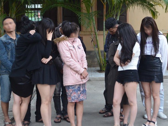 Th&aacute;c loạn tiệc ma t&uacute;y giữa 7 ch&acirc;n d&agrave;i v&agrave; 10 nam thanh ni&ecirc;n - Ảnh 1.