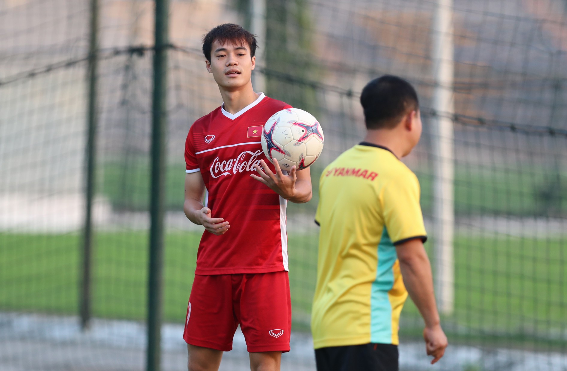 Văn Toàn bất ngờ xuất hiện trong buổi tập của tuyển Việt Nam - Ảnh 3.