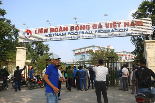 CĐV Việt Nam phẫn nộ với v&eacute; online - Ảnh 2.