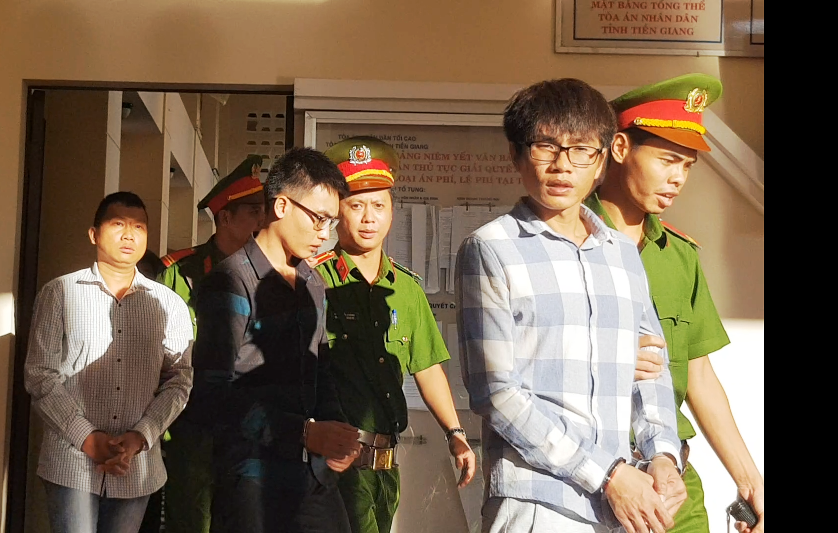 H&ocirc; biến 240 triệu đồng tiền giả, 7 người v&agrave;o t&ugrave; - Ảnh 1.