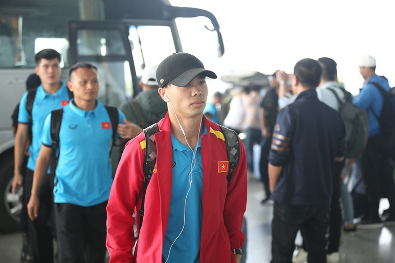 Cận cảnh đội tuyển Việt Nam bay chuyên cơ sang Philippines - Ảnh 7.