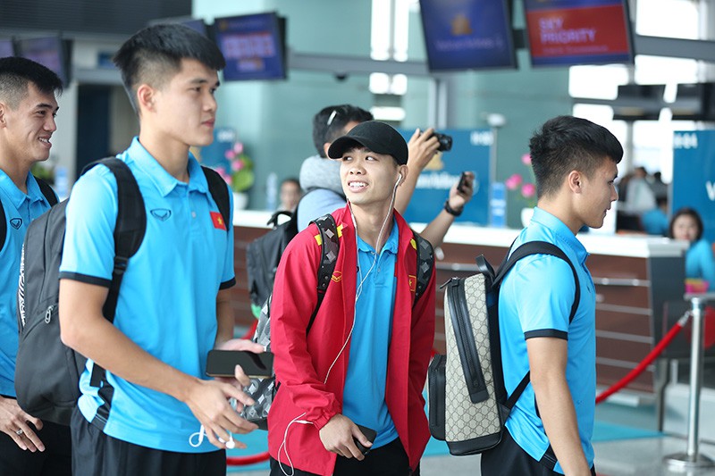 Cận cảnh đội tuyển Việt Nam bay chuyên cơ sang Philippines - Ảnh 9.