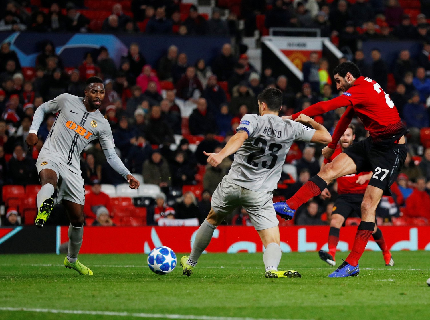 "Cứu tinh" Fellaini đưa Man United vượt vòng bảng, Ronaldo hoá người hùng Juve