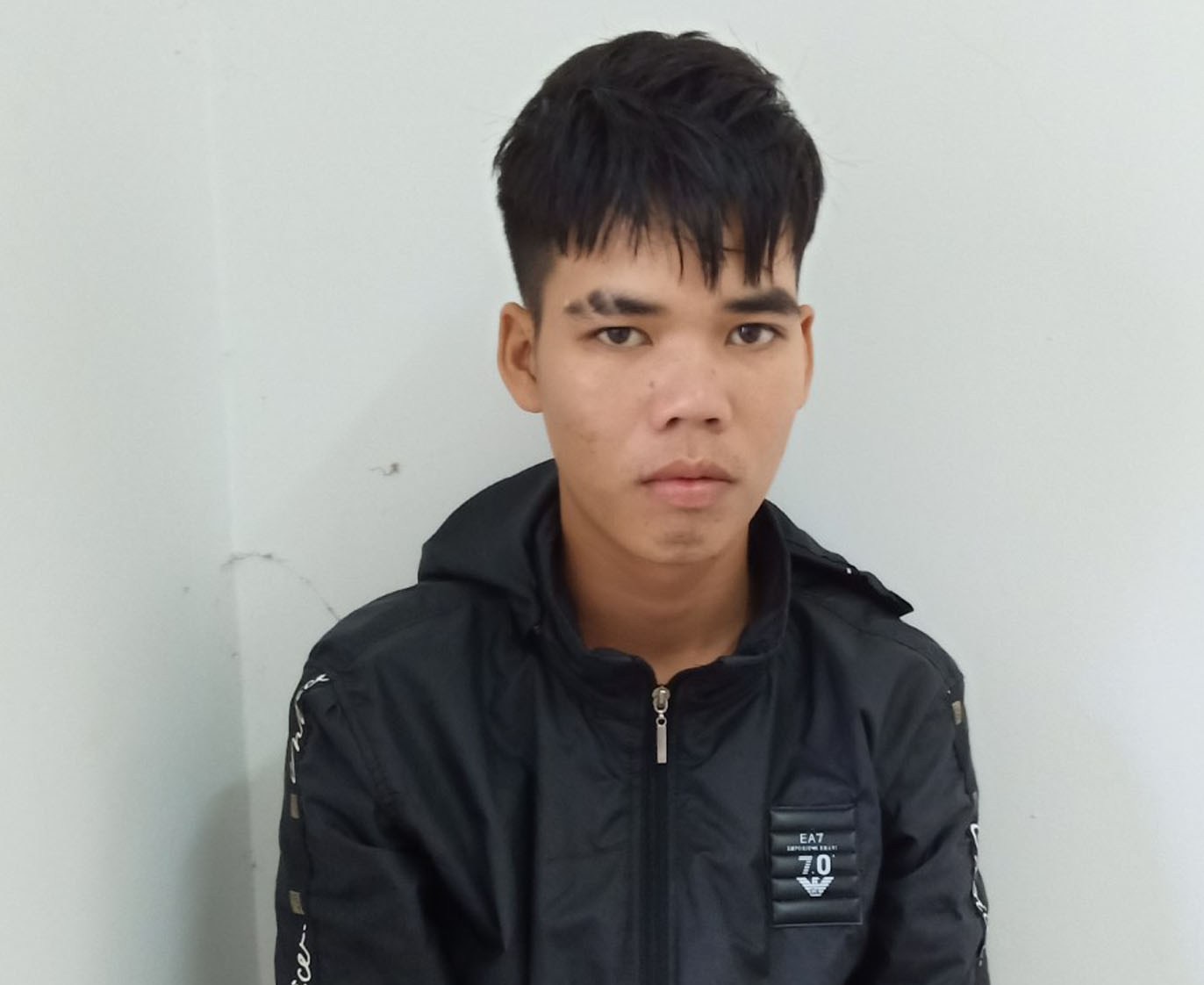 Nẹt pô lúc nửa đêm, bị chửi nam thanh niên đâm 2 người thương vong