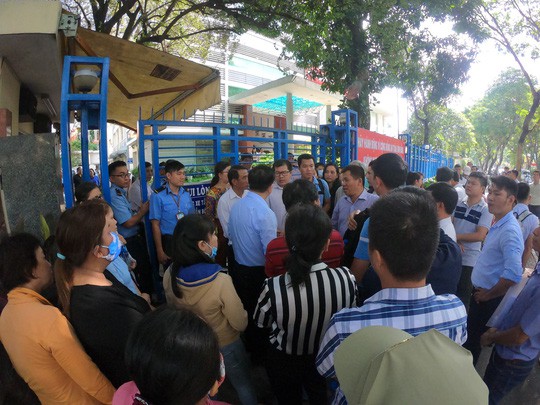 Cư dân ở lại Quỹ phát triển nhà ở TP HCM đến nửa đêm để đòi căn hộ