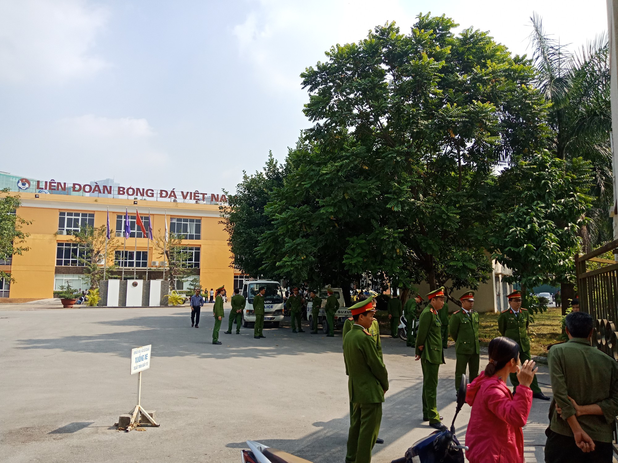 Hàng trăm người quây trụ sở VFF vì không mua được vé bán online - Ảnh 4.