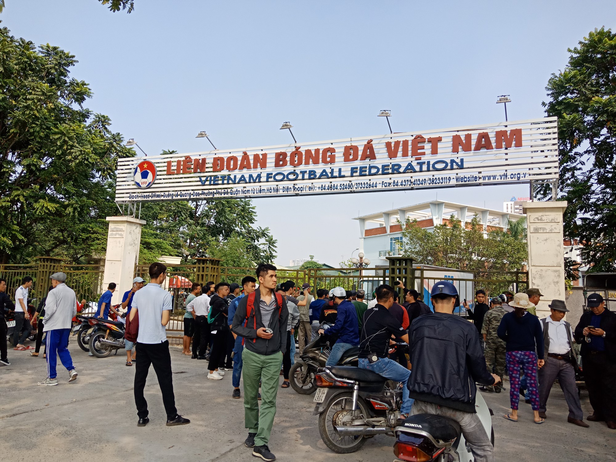 Hàng trăm người quây trụ sở VFF vì không mua được vé bán online - Ảnh 5.