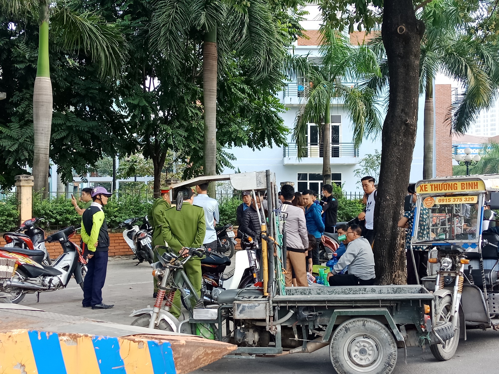 Hàng trăm người quây trụ sở VFF vì không mua được vé bán online - Ảnh 7.