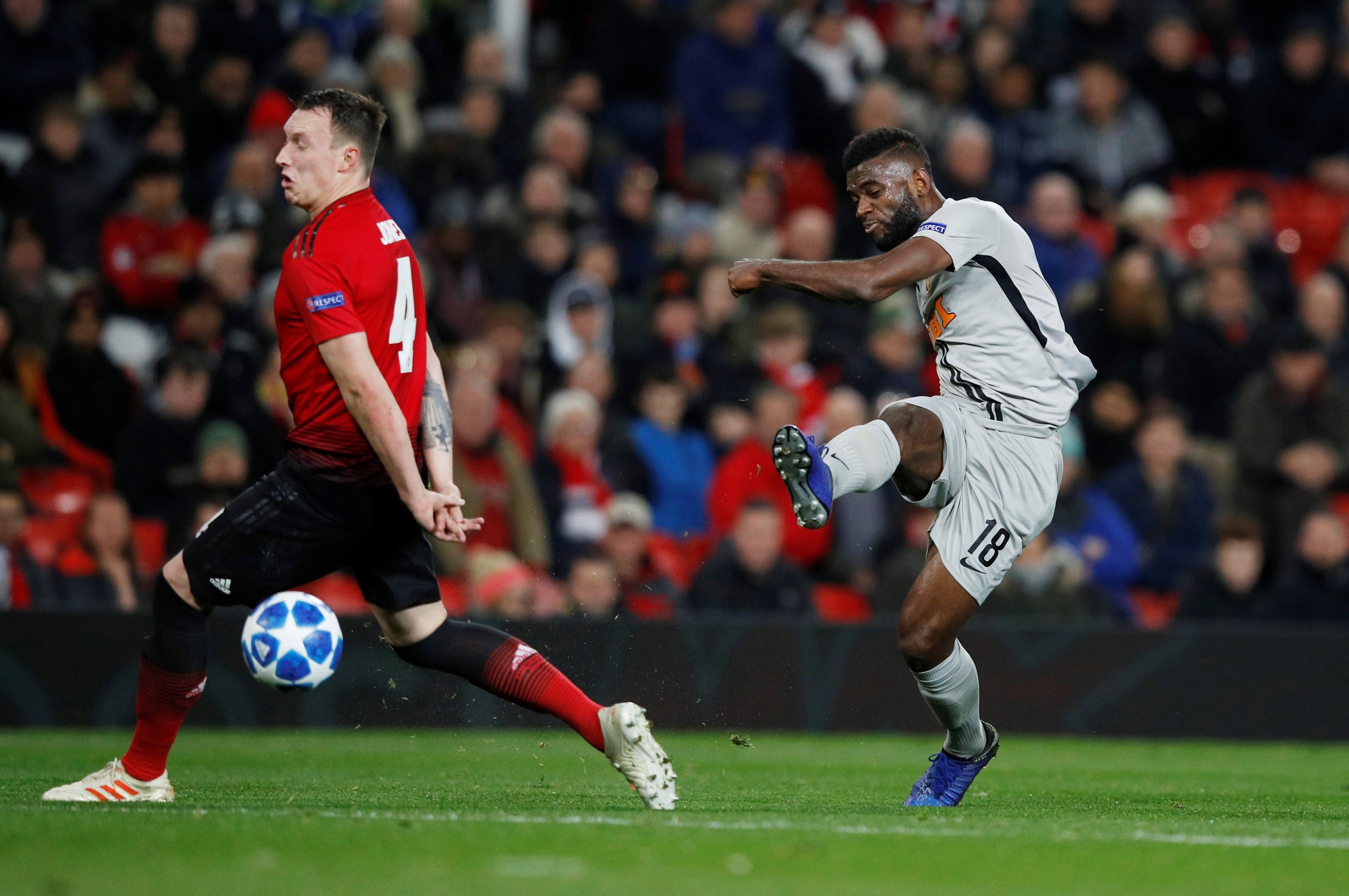Cứu tinh Fellaini đưa Man United vượt v&ograve;ng bảng, Ronaldo ho&aacute; người h&ugrave;ng Juve - Ảnh 3.