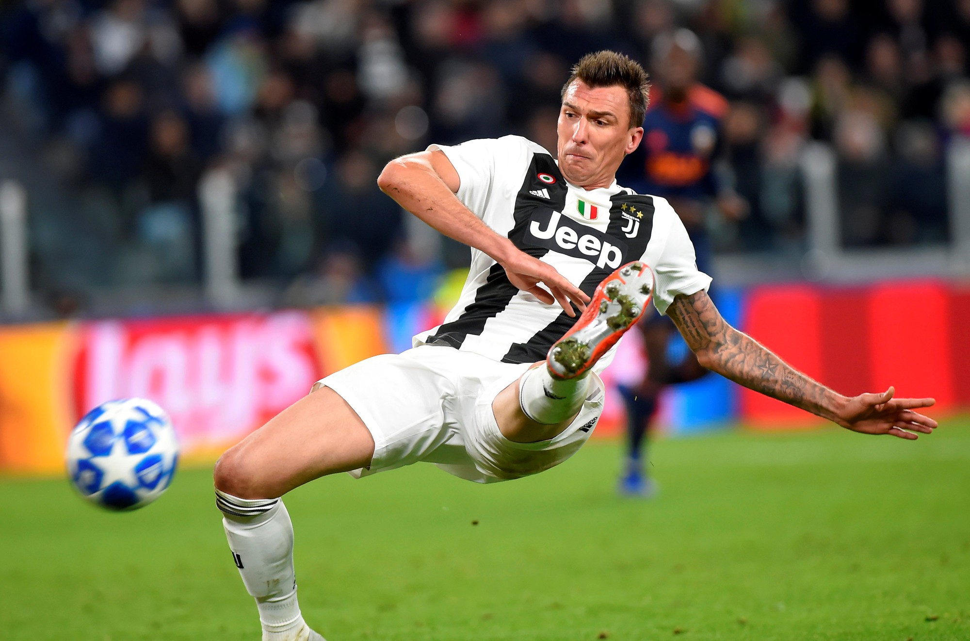 Cứu tinh Fellaini đưa Man United vượt v&ograve;ng bảng, Ronaldo ho&aacute; người h&ugrave;ng Juve - Ảnh 6.
