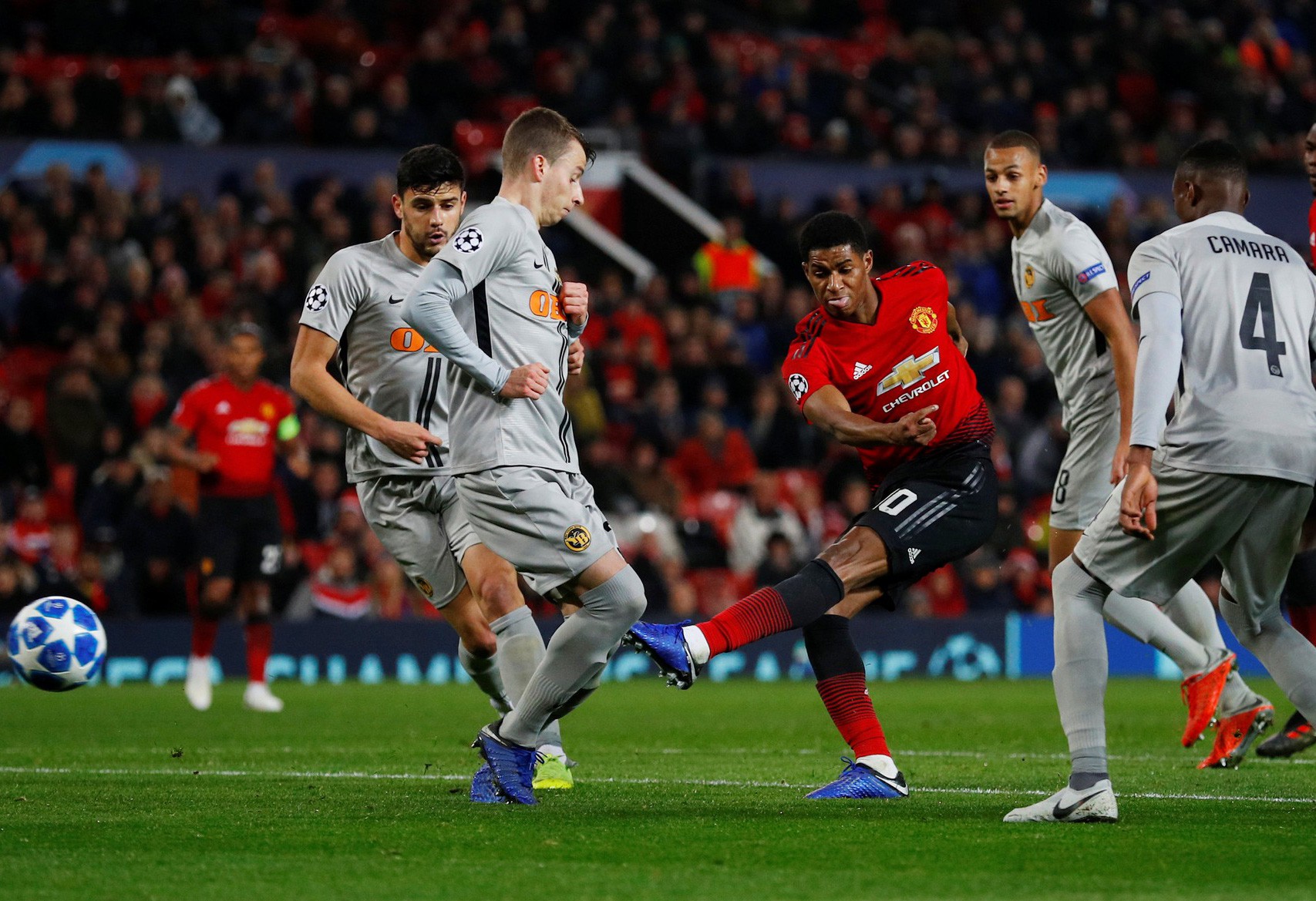 Cứu tinh Fellaini đưa Man United vượt v&ograve;ng bảng, Ronaldo ho&aacute; người h&ugrave;ng Juve - Ảnh 2.