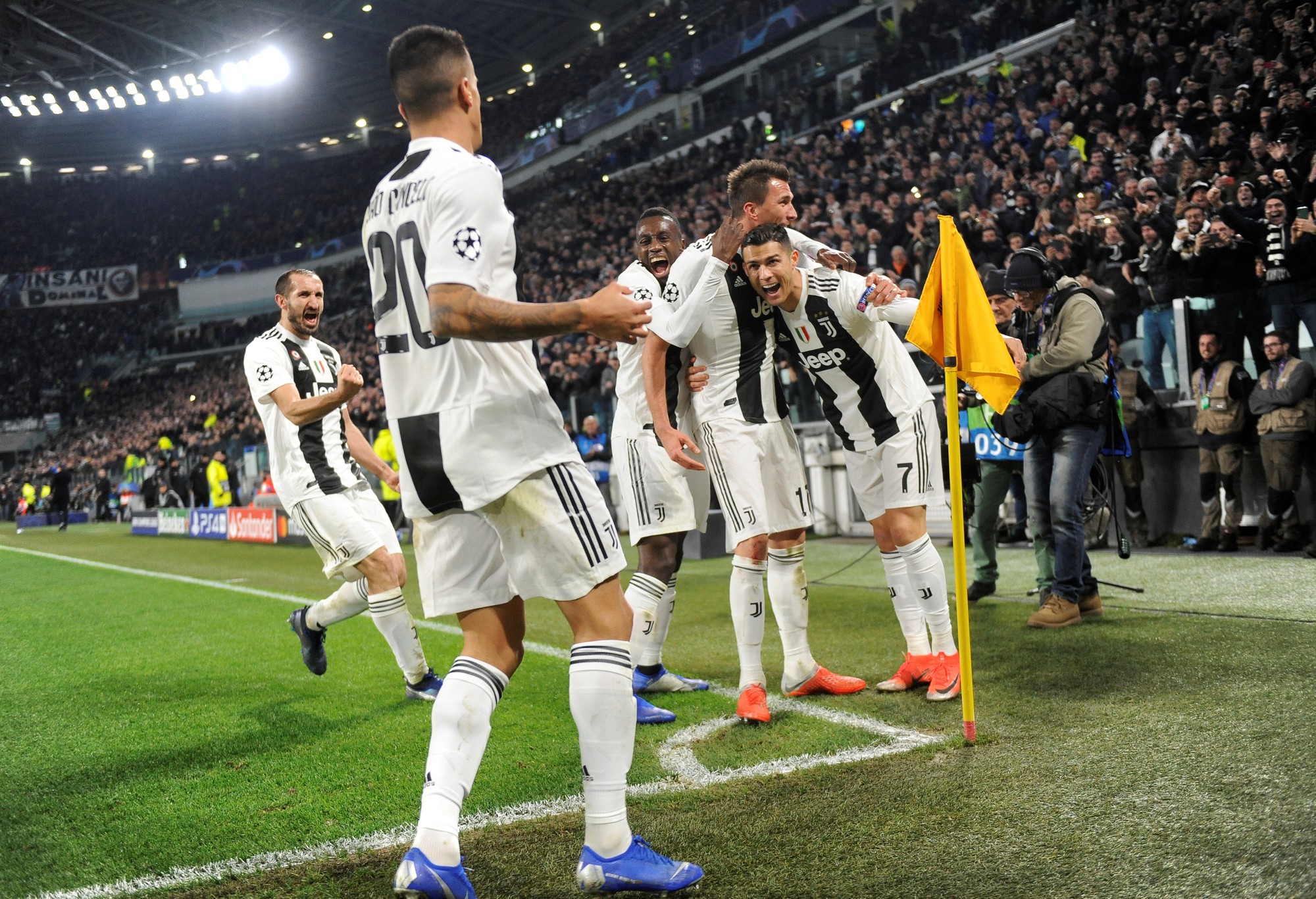 Cứu tinh Fellaini đưa Man United vượt v&ograve;ng bảng, Ronaldo ho&aacute; người h&ugrave;ng Juve - Ảnh 7.
