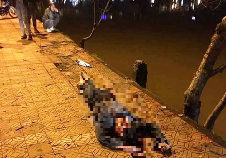 T&ocirc;ng v&agrave;o gốc mai anh đ&agrave;o ven hồ Xu&acirc;n Hương, nam thanh ni&ecirc;n chết tại chỗ - Ảnh 1.
