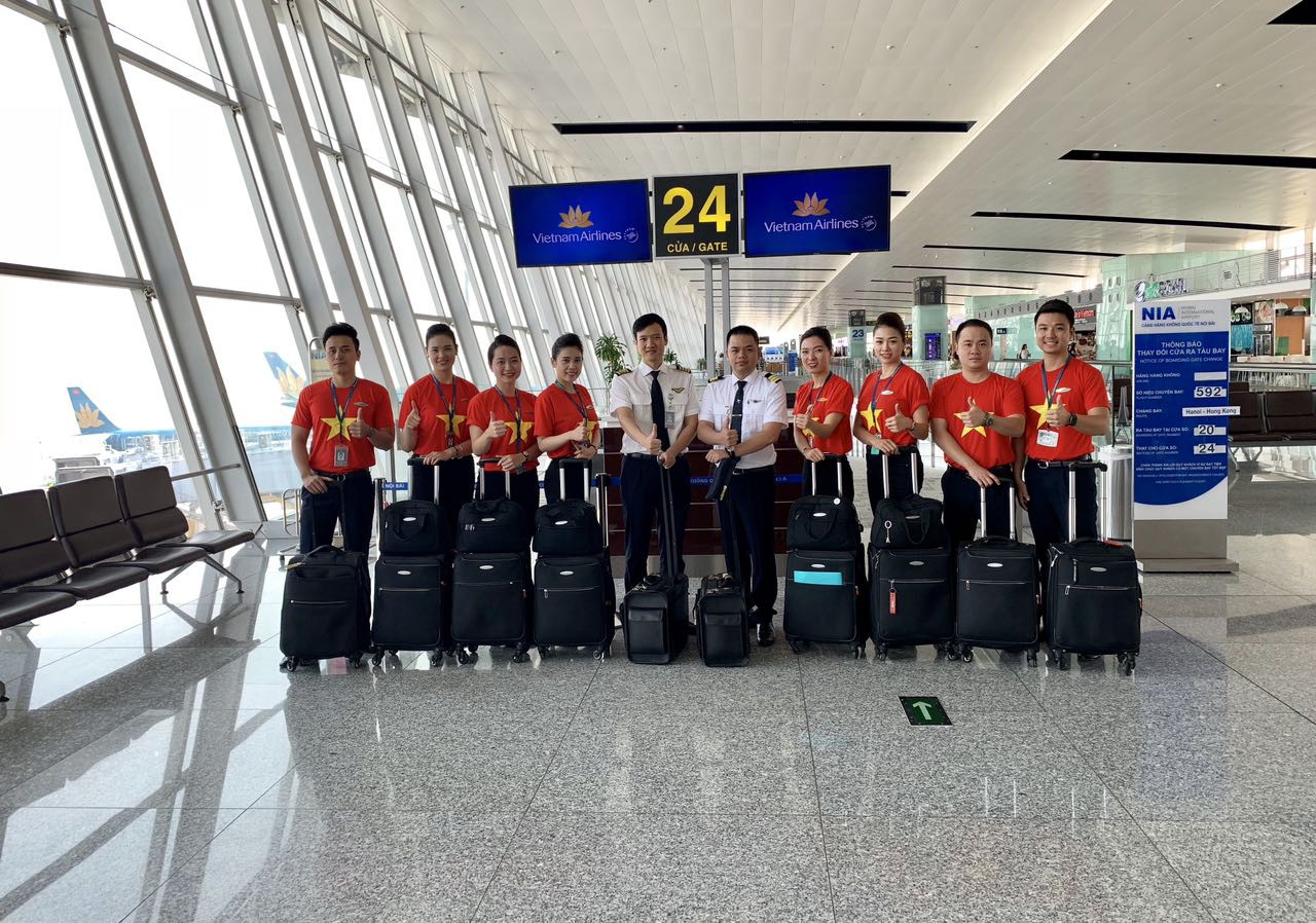 Cận cảnh đội tuyển Việt Nam bay chuyên cơ sang Philippines - Ảnh 11.