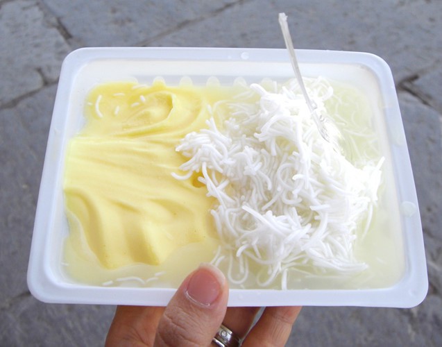 Tò mò nếm thử món kem trộn bún tươi kỳ lạ - Ảnh 2.