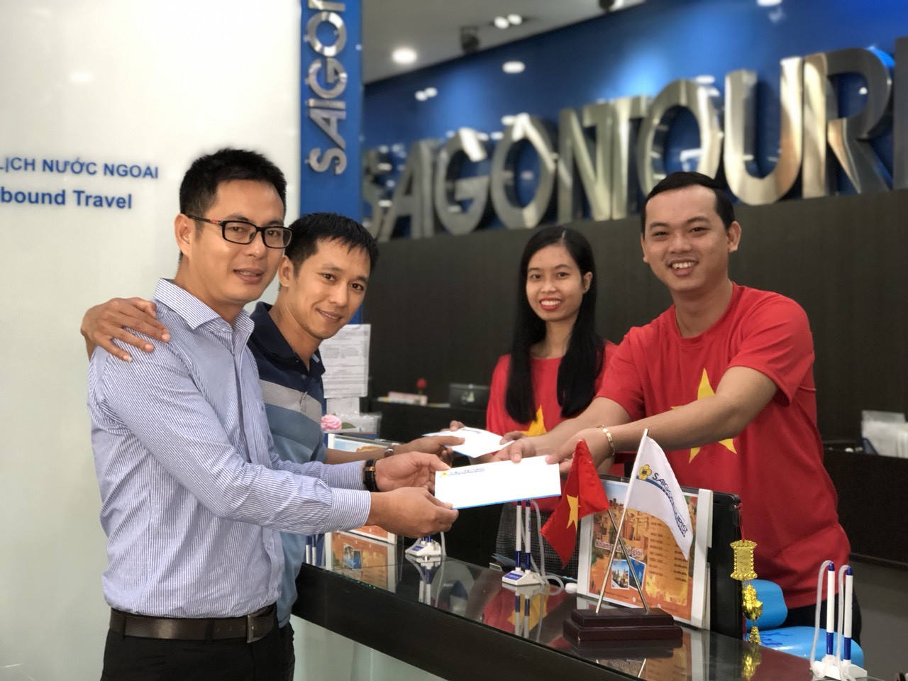 Gần 17 triệu đồng cho tour sang Philippines cổ vũ đội tuyển Việt Nam - Ảnh 2.